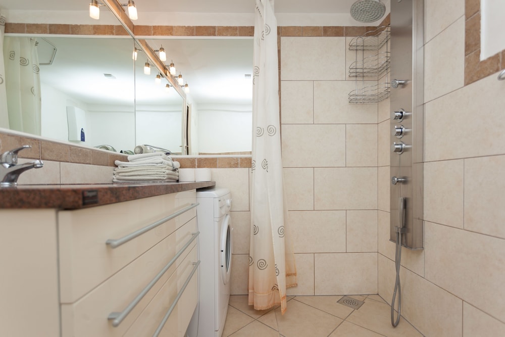 2 Bedrooms, Gallery, Apartment, Pool View, Terrace 8/9