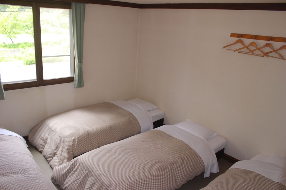 4 BEDROOMS, QUADRUPLE, SHARED BATHROOM