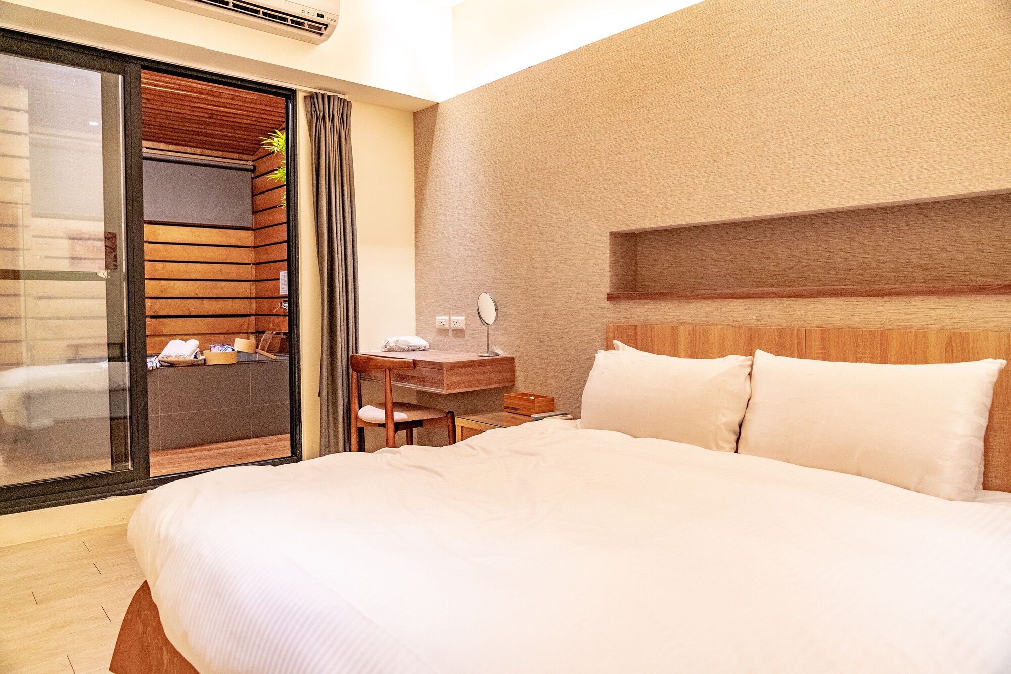 DELUXE, DOUBLE BED