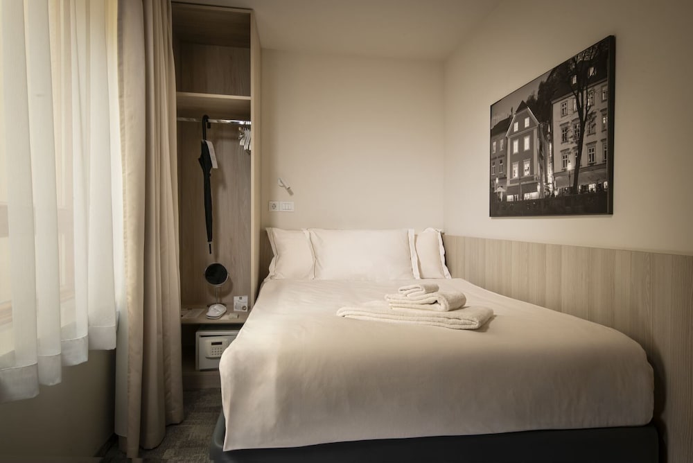 Room, Single, Double Bed, Atrium View