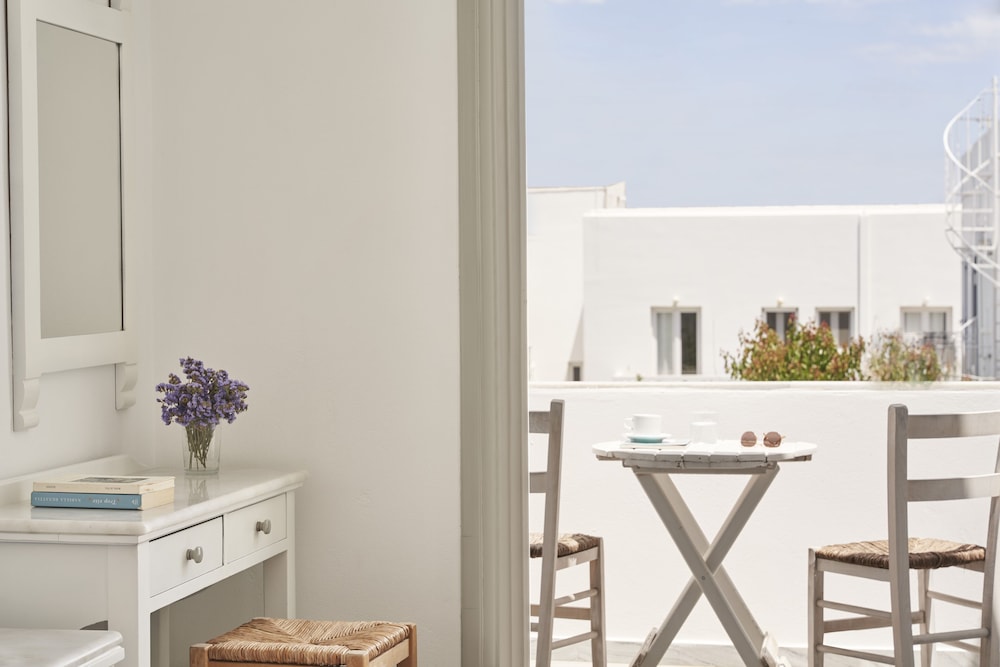 Polos Hotel Paros 7/90