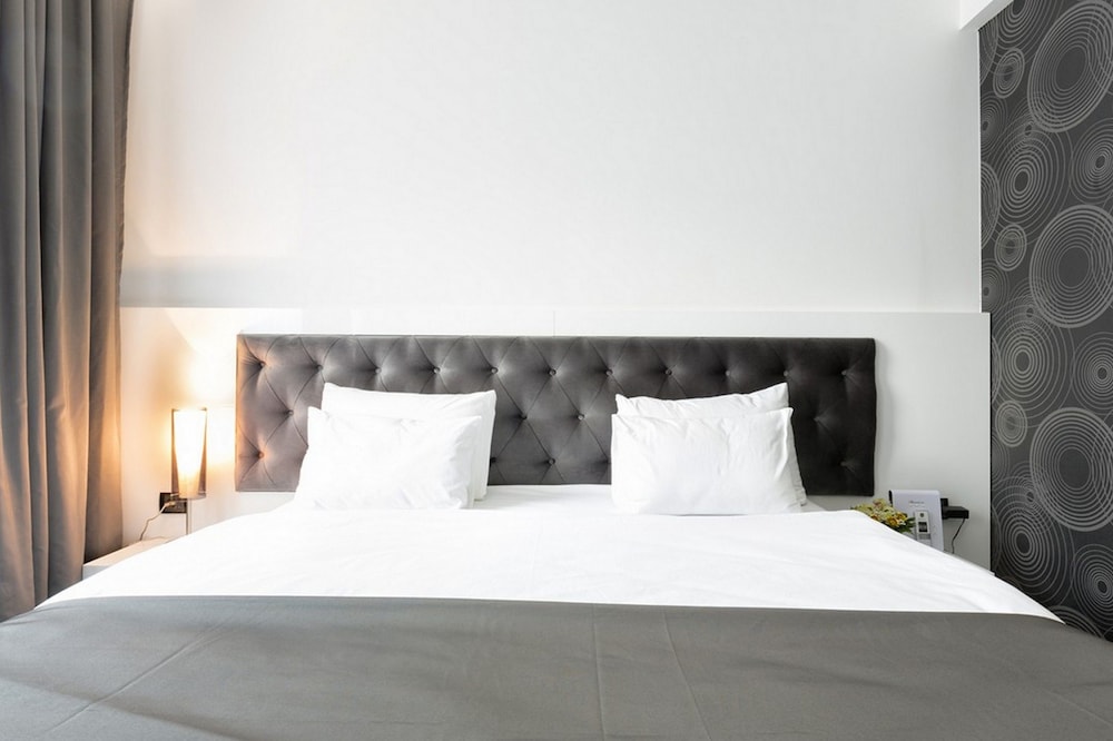 NOVA CITY HOTEL SIGNATURE COLLECTION 17/50