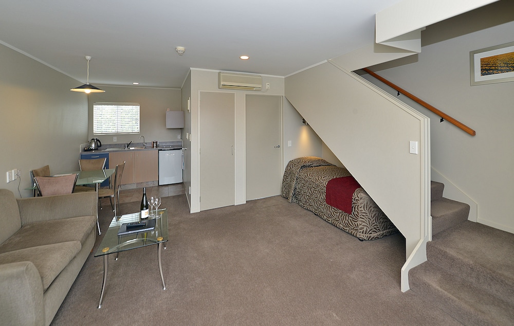 Brougham Heights Motel 8/36