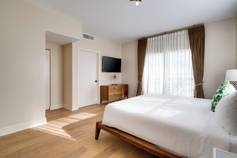 GRAND, SUITE, KING BED, BALCONY
