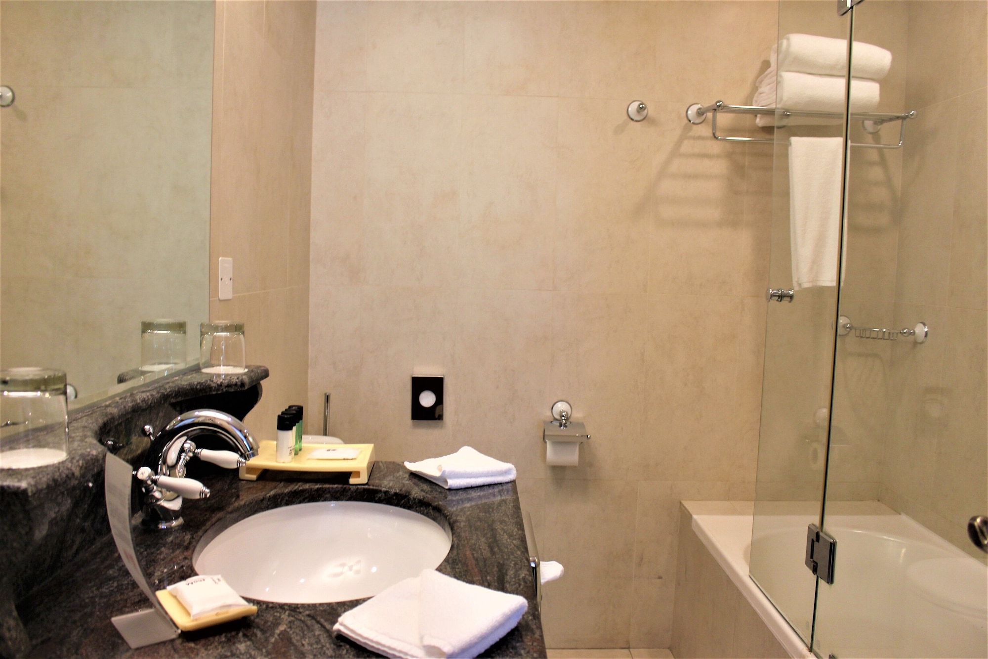 2 Bedrooms, 2 Double Beds, Pool Access، Movenpick Hotel & Resort Al Bidaa 8/10