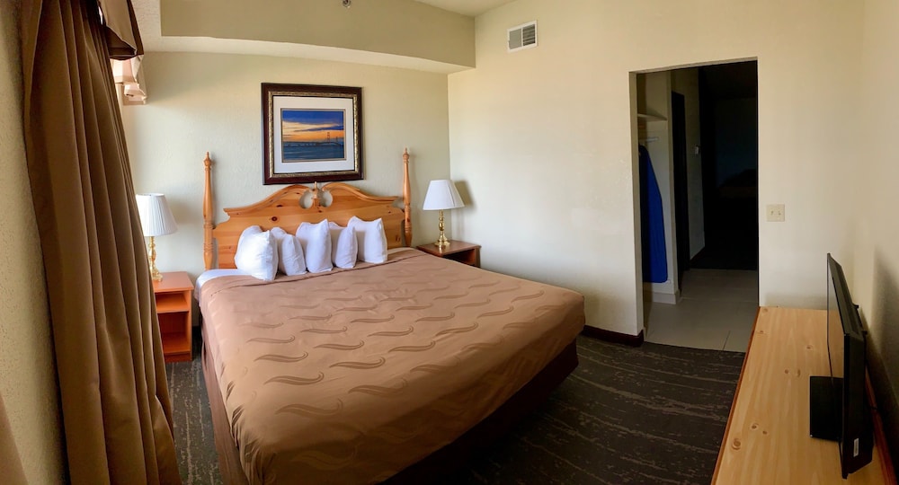 Mackinaw Beach & Bay Inn & Suites 11/51