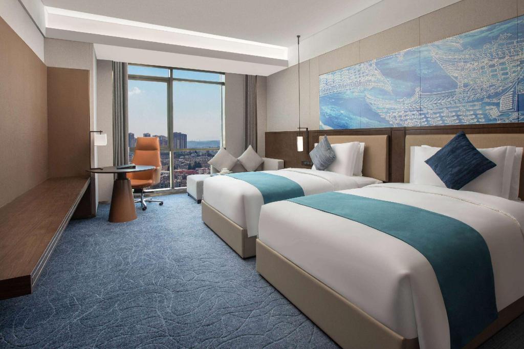 Theme, Twin Beds