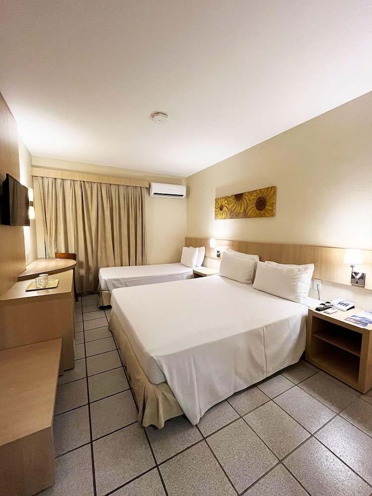 STANDARD, TRIPLE, 1 DOUBLE AND 1 SINGLE BED, CITY VIEW