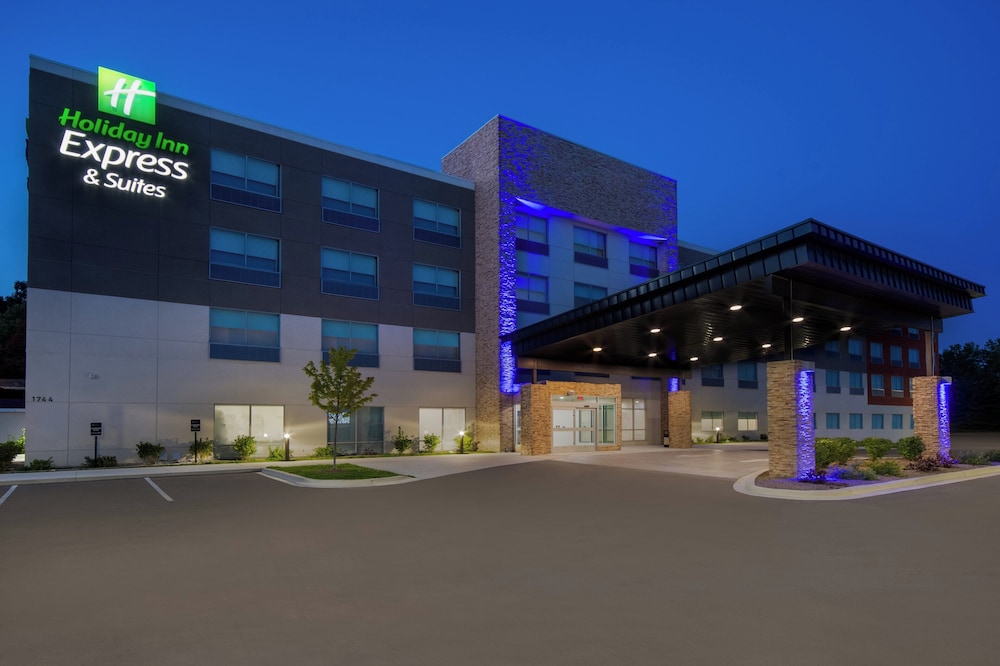 Holiday Inn Express & Suites Muskegon - Grand Haven, an IHG Hotel image