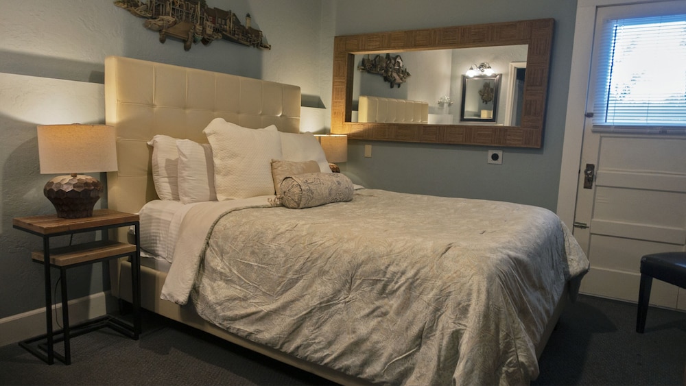 Cinnamon Bear Creekside Inn 19/59