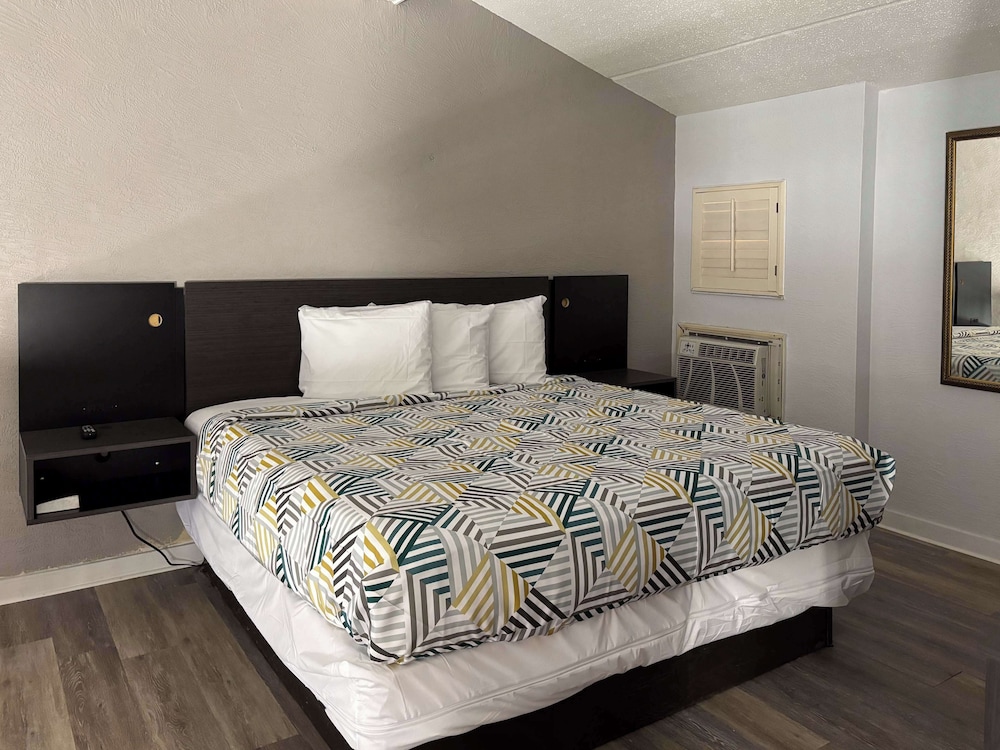 Studio6 Tallahassee, FL – North Monroe 20/42