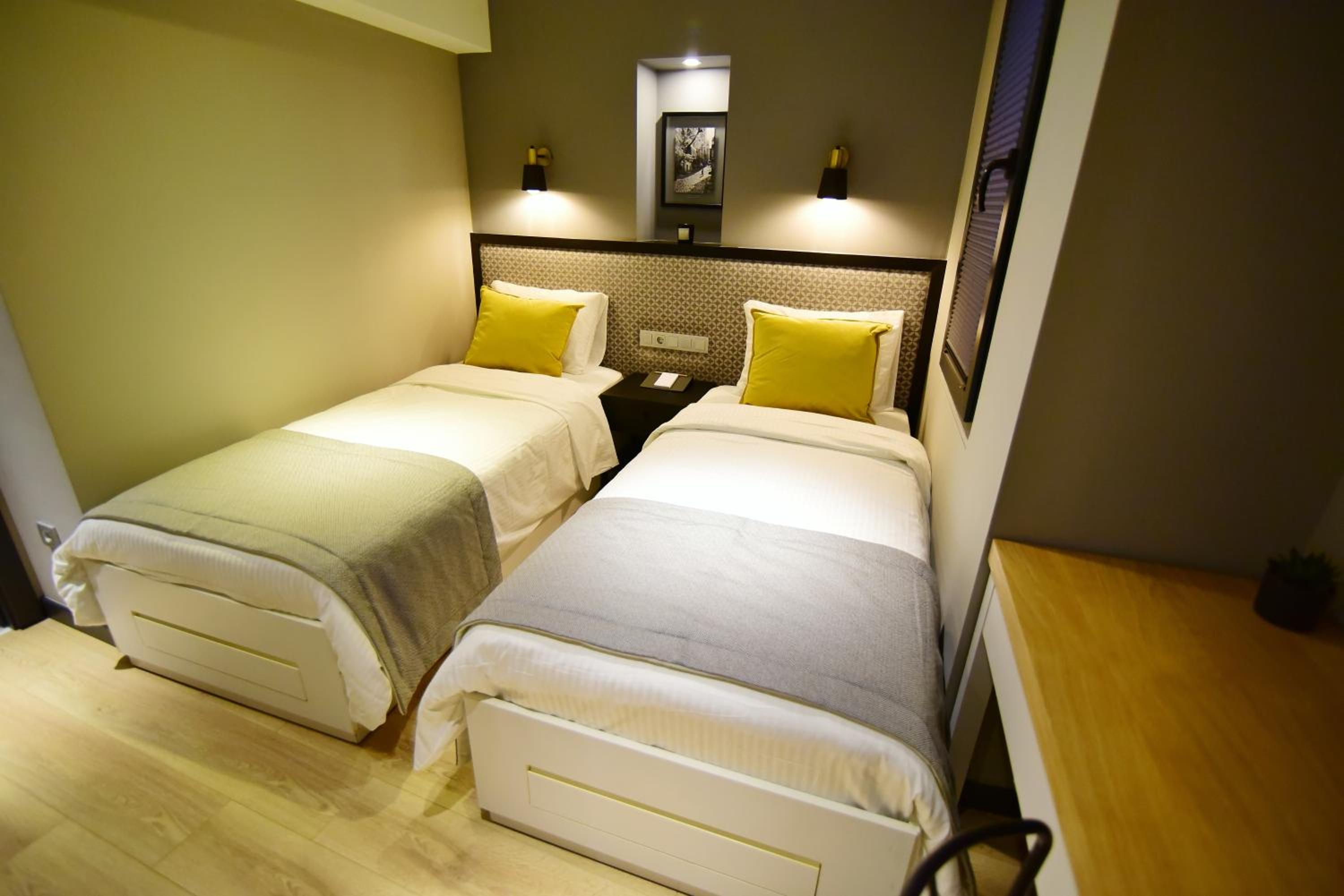 Medium, Twin Beds