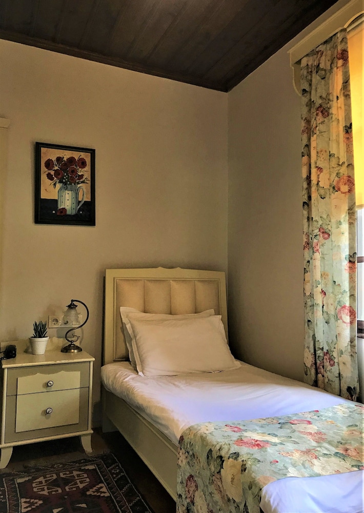STANDARD, SINGLE, SINGLE BED, COURTYARD VIEW