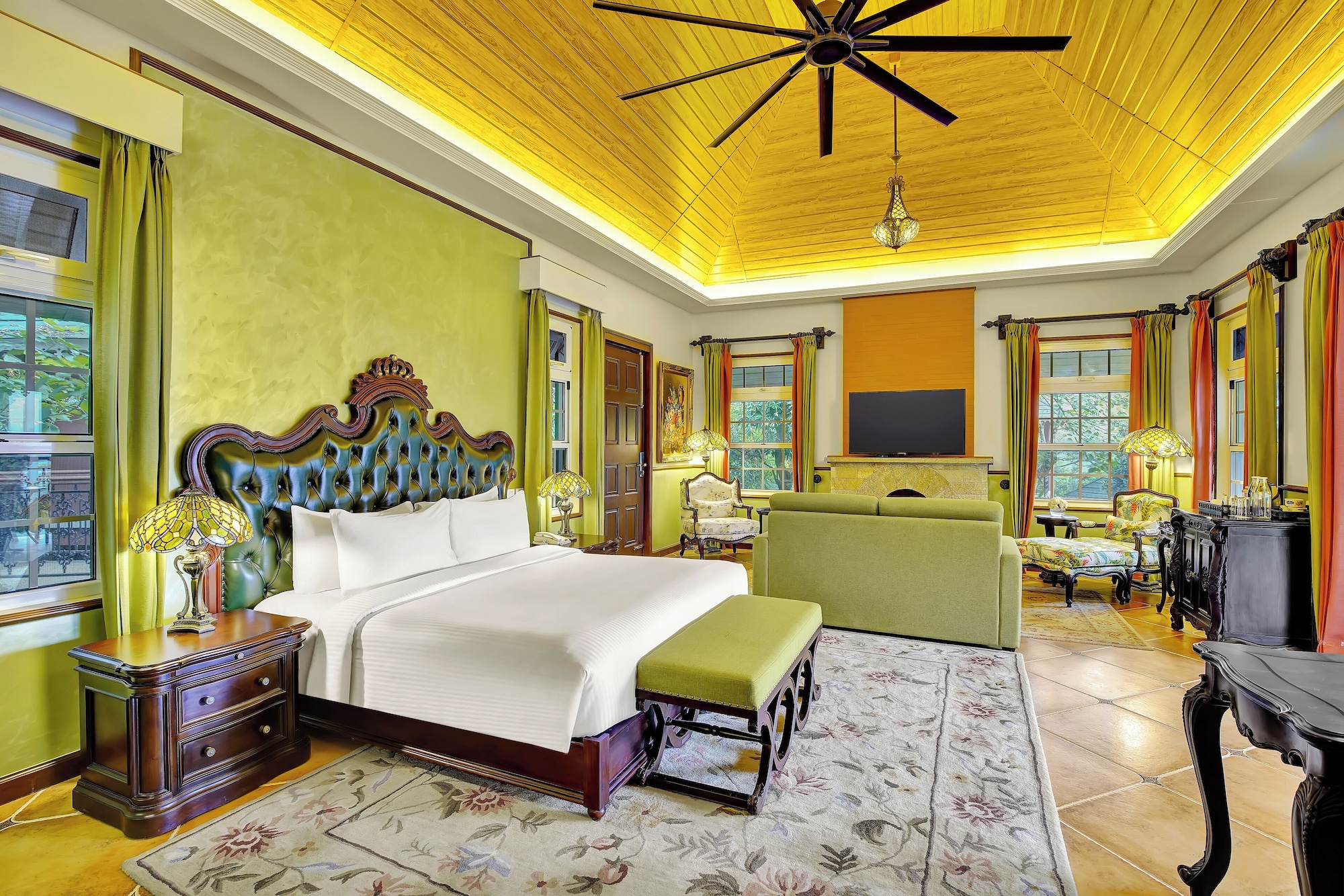 Suite, King Bed, Water Front, Grove View