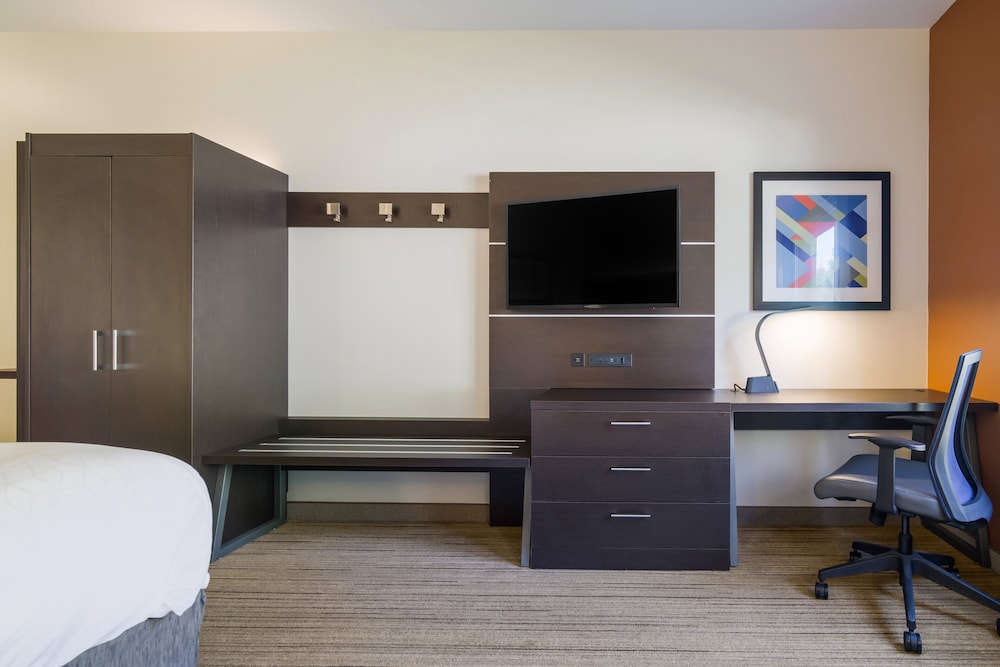 Holiday Inn Express and Suites Custer 57/59