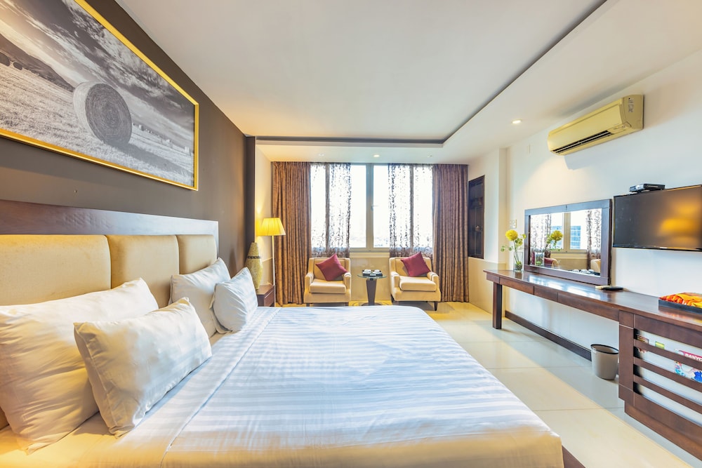 JUNIOR, QUEEN BED, CITY VIEW