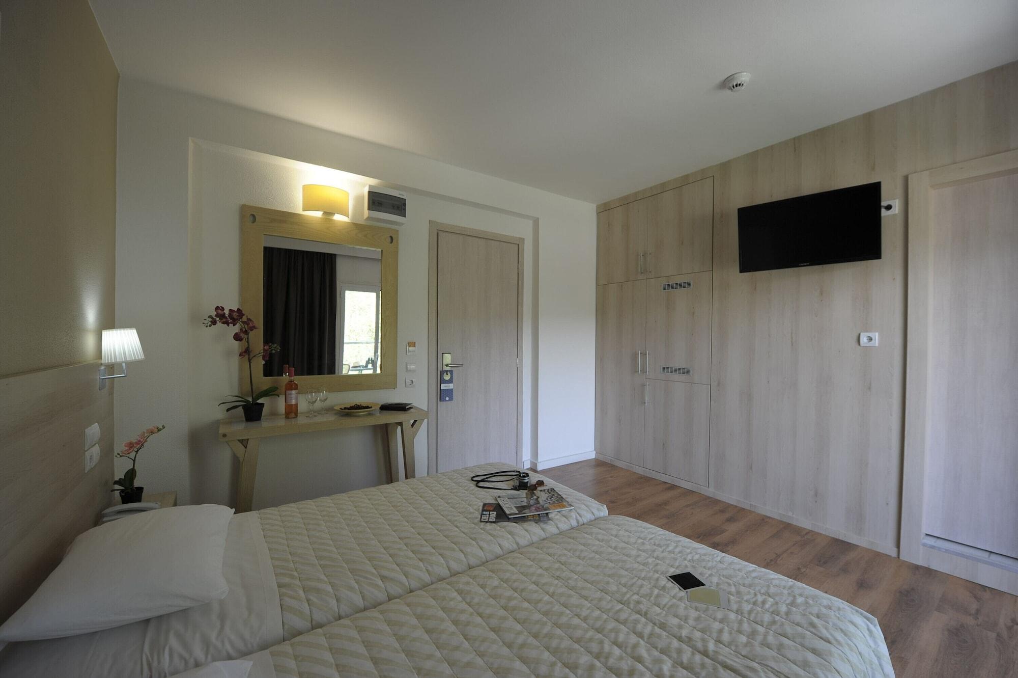 Classic, Double or Twin Bed, Land View