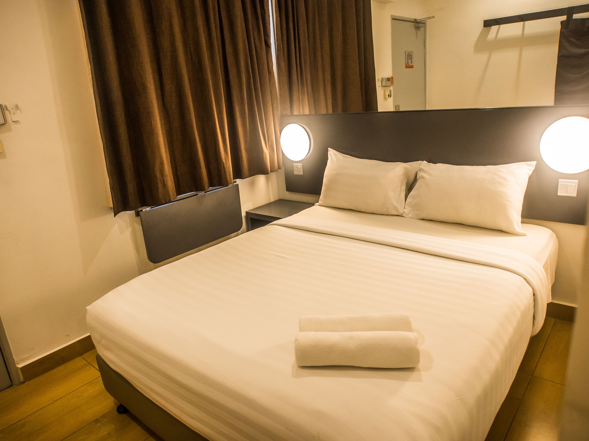 ROOM, QUEEN BED