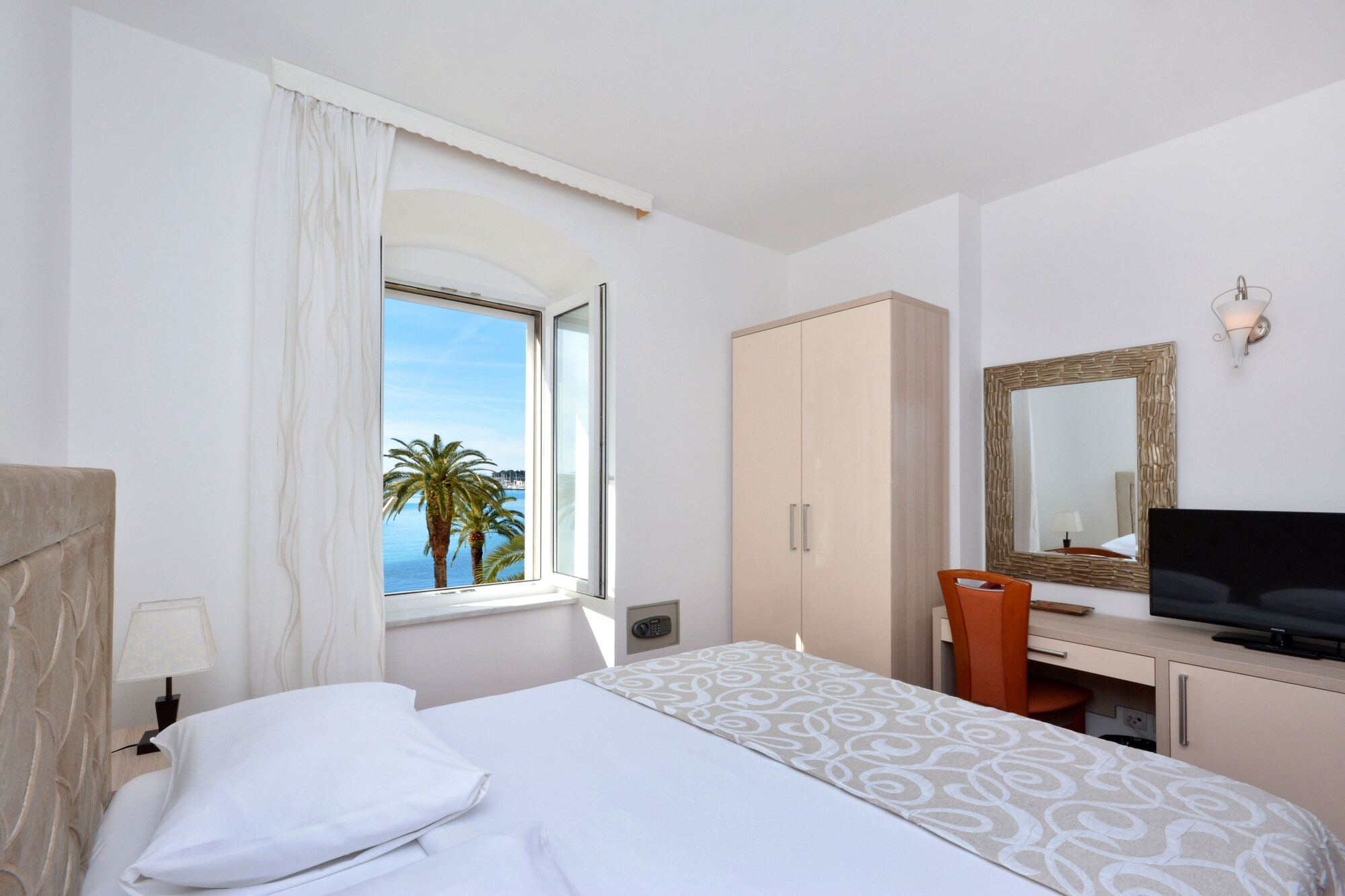 DELUXE, SEA VIEW