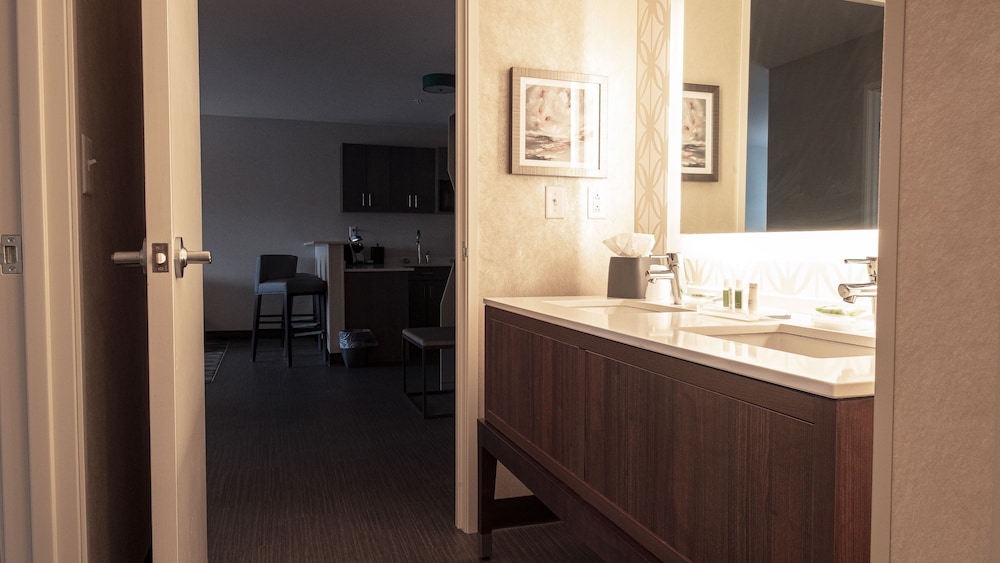Holiday Inn And Suites Philadelphia W Drexel Hill 10/50