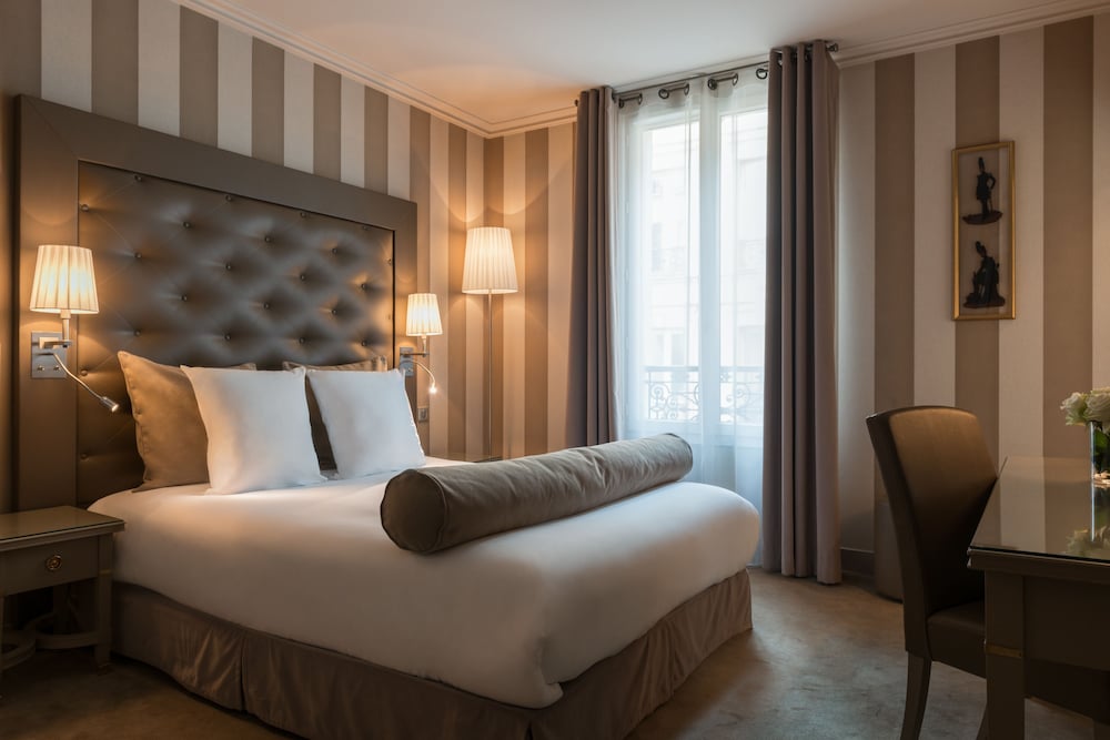 Hotel Saint Cyr Etoile 18/65