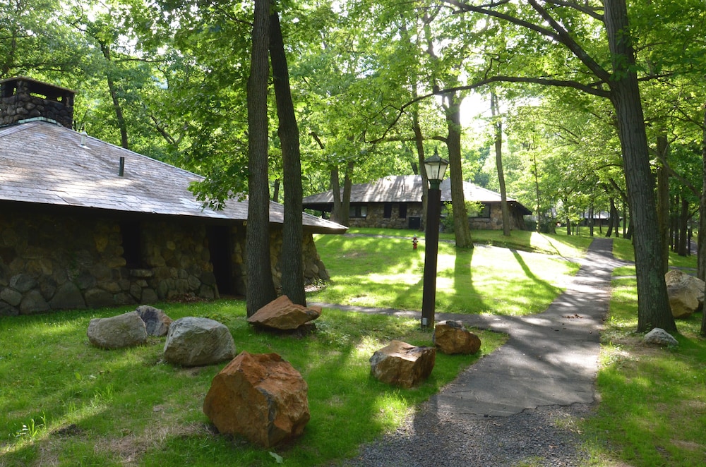 Overlook Lodge at Bear Mountain 34/38