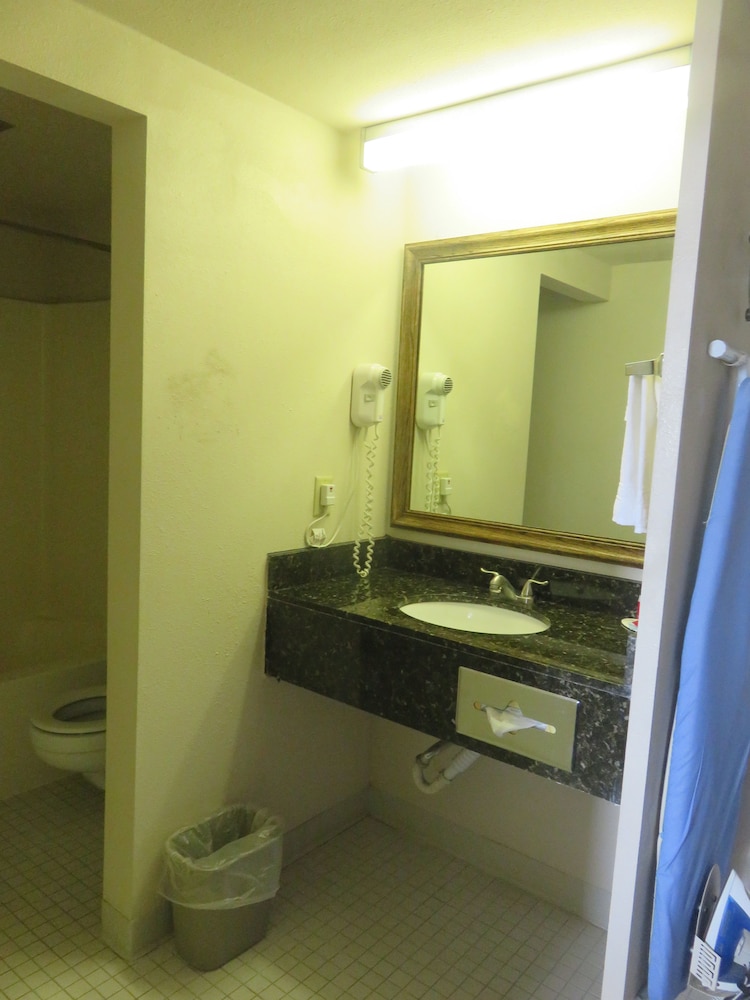 Baymont By Wyndham Fargo 46/50