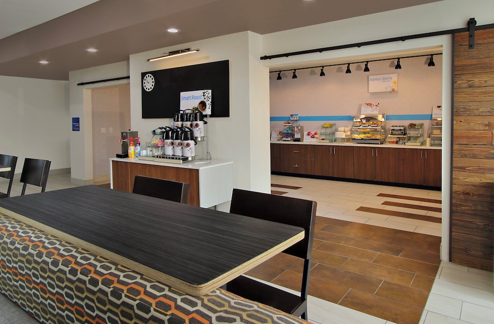 Holiday Inn Express And Suites Katy 36/54