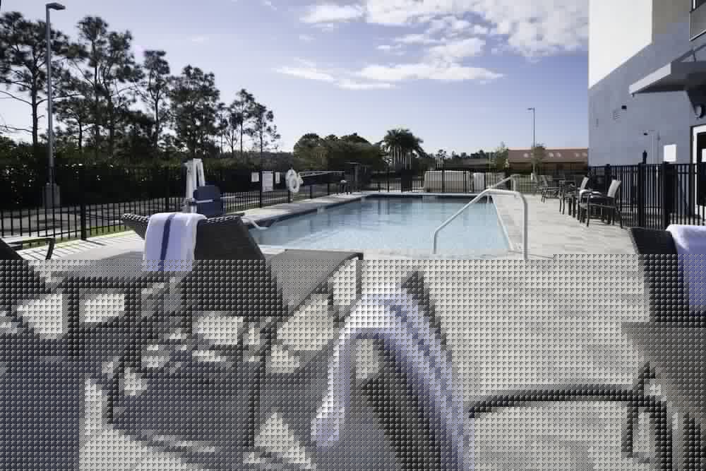Holiday Inn Express & Suites Fort Myers Airport 29/54