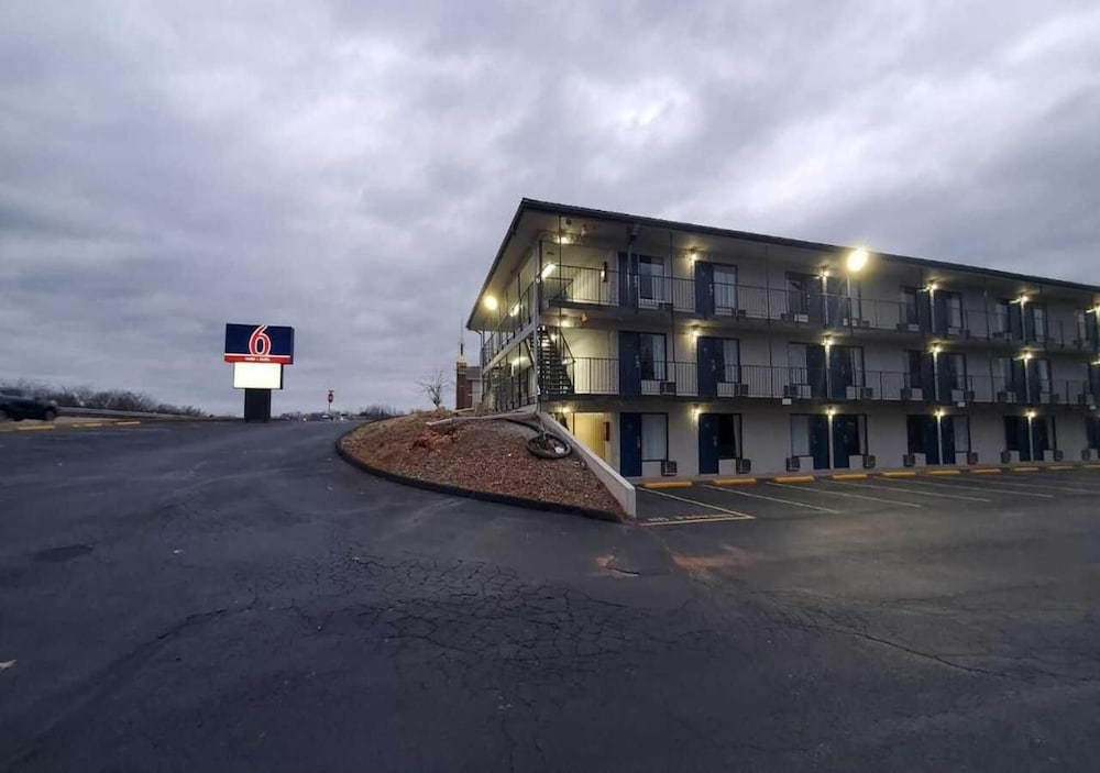 Motel 6 Branson West Silver Dollar City 2/58