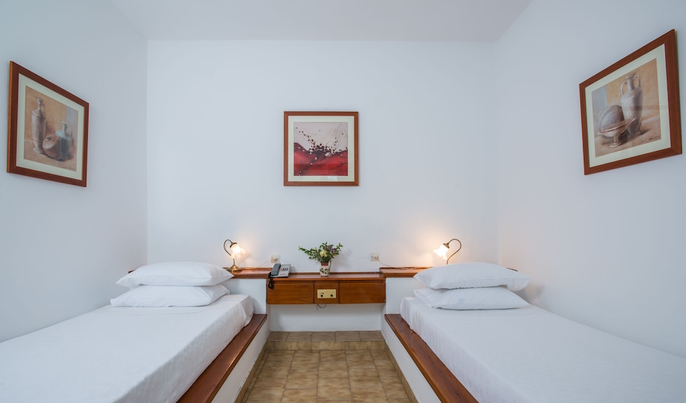 ROOM, DOUBLE BED