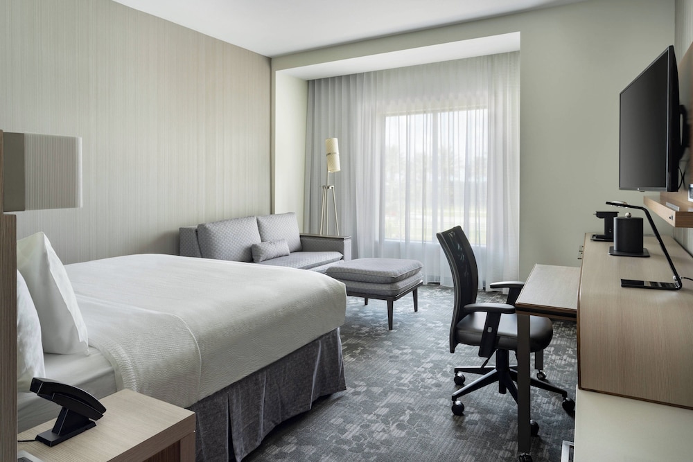 Suite, King Bed, Sofa, Accessible