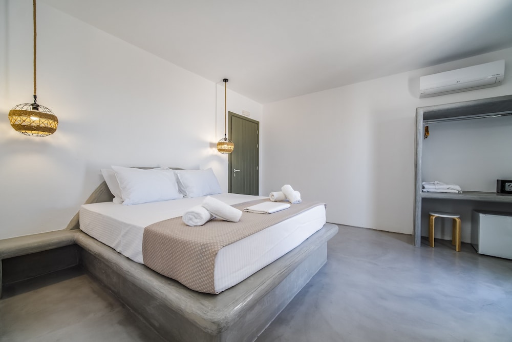 Amethyst Exclusive Suites Oia 35/72