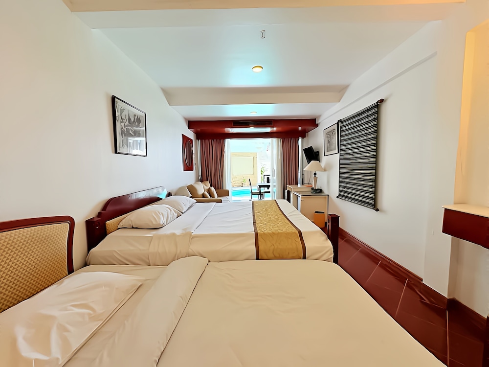 Deluxe, King Bed, Pool Access