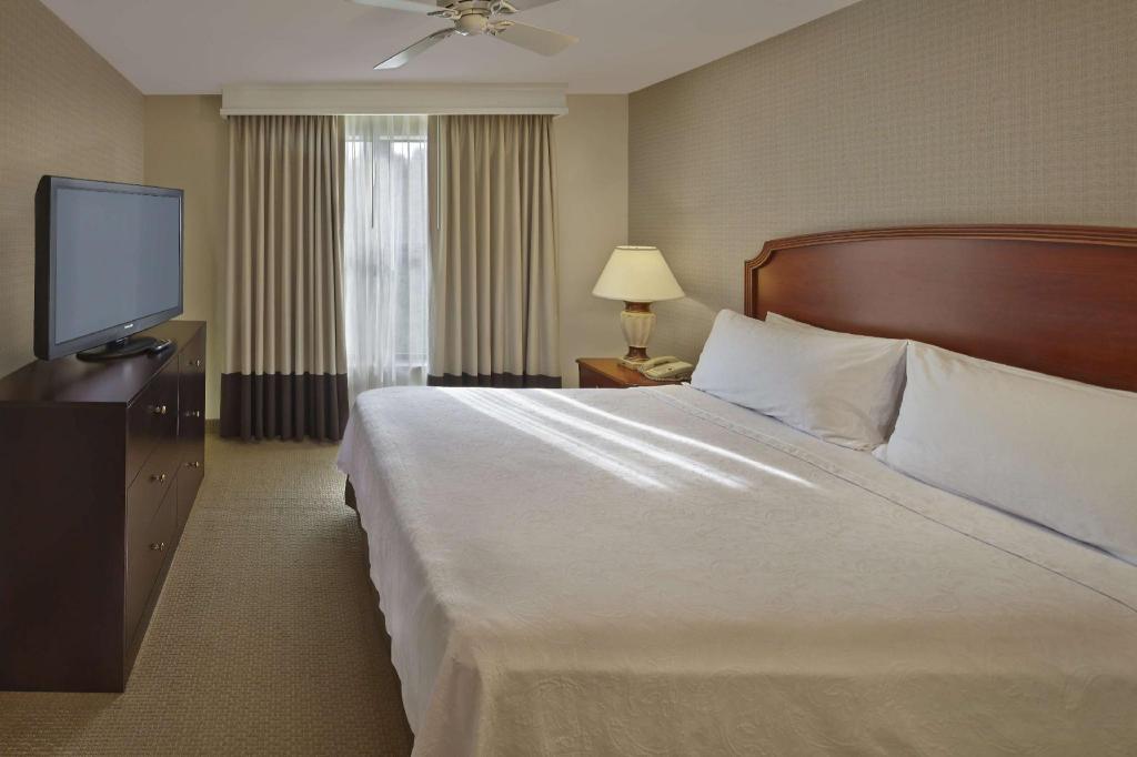 Suite, King Bed, Sofa, Accessible