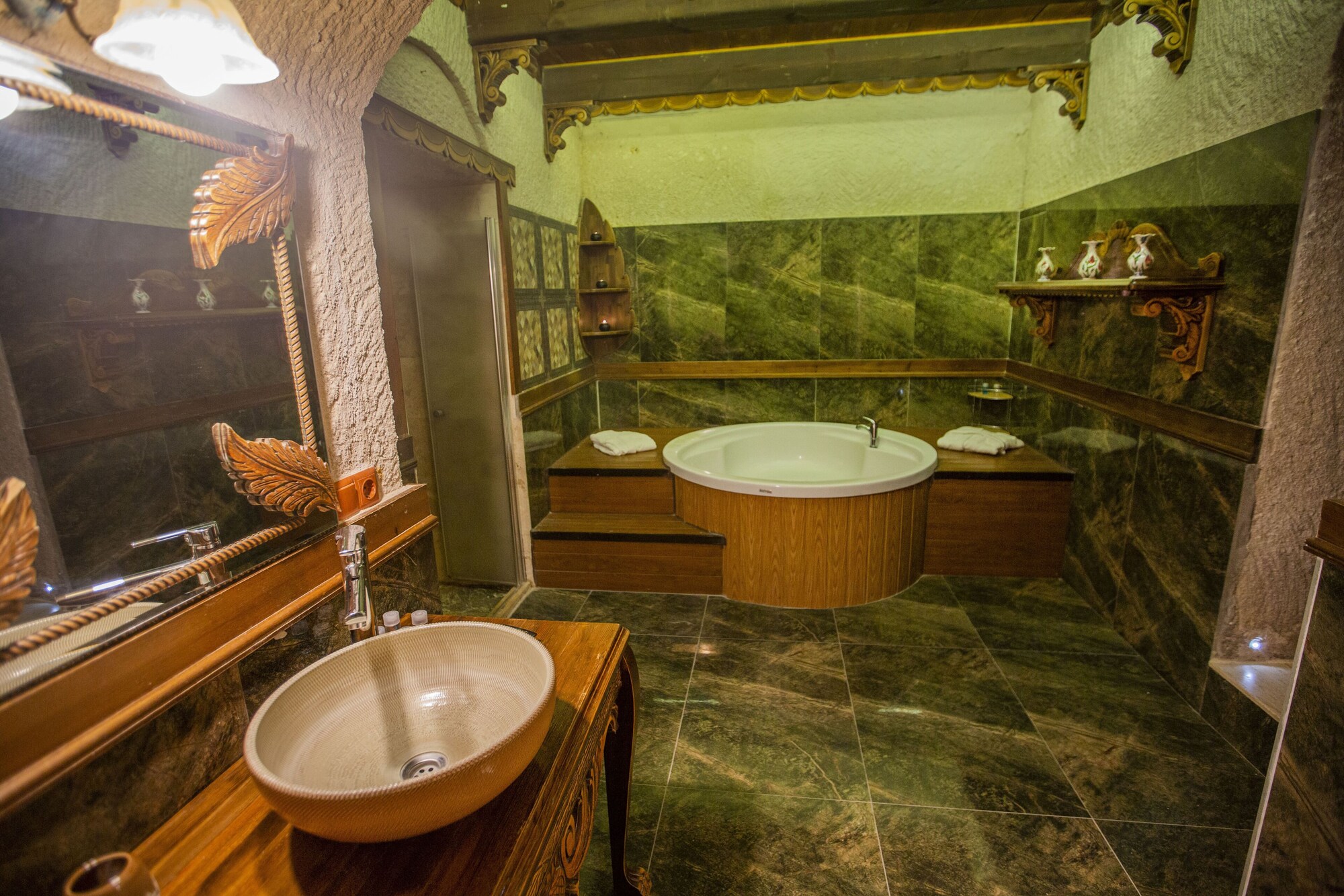 Cave, Suite, King Bed, Queen Bed