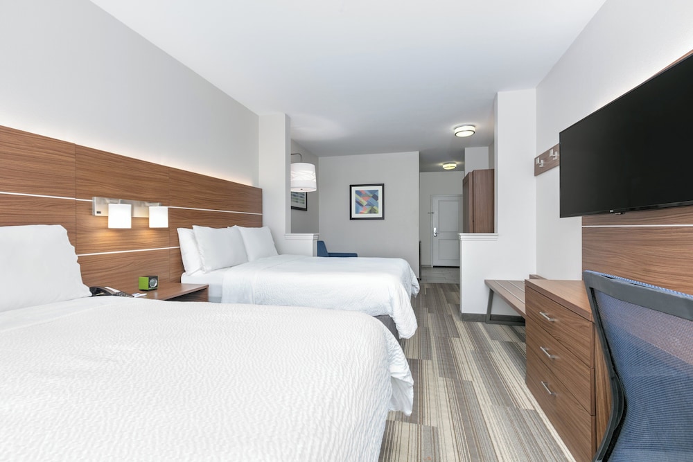 Suite, 2 Queen Beds, Accessible