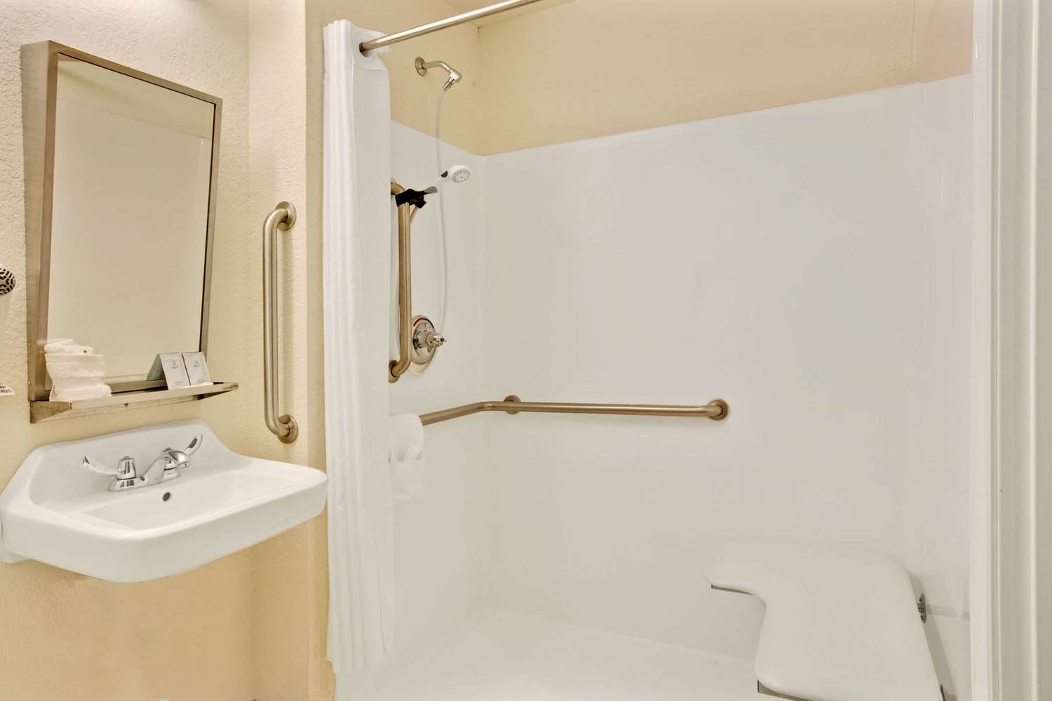 Microtel Inn Suites By Wyndham Bryson City 21/22