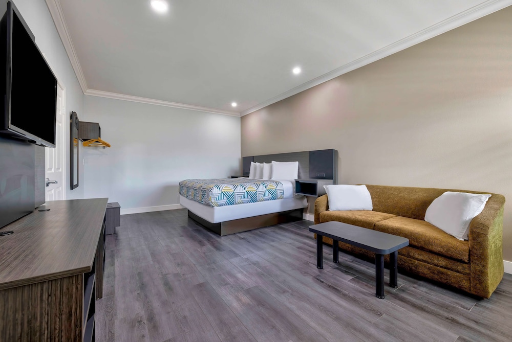 Motel6 South Gate, CA 34/56