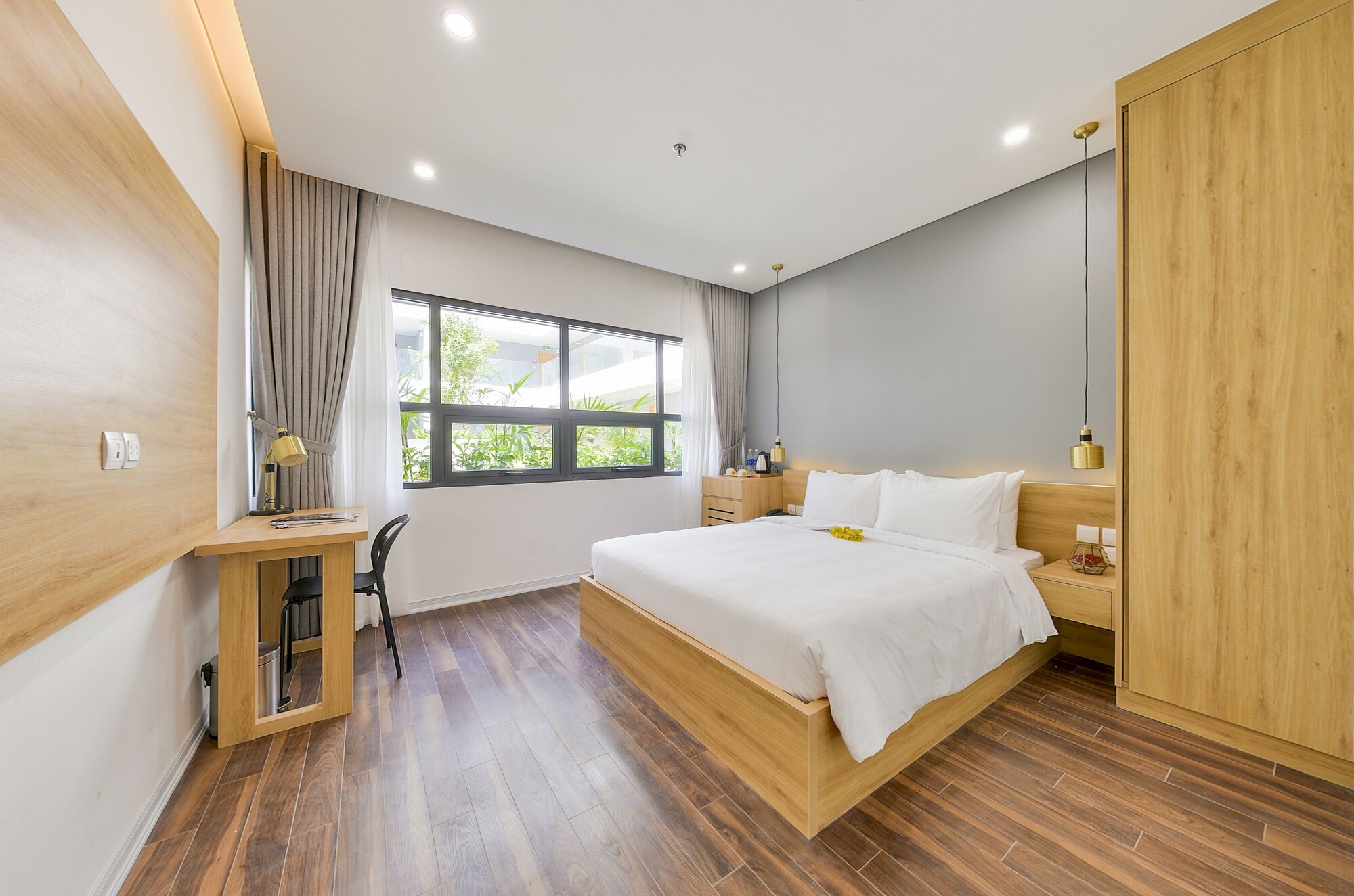 DELUXE, DOUBLE BED