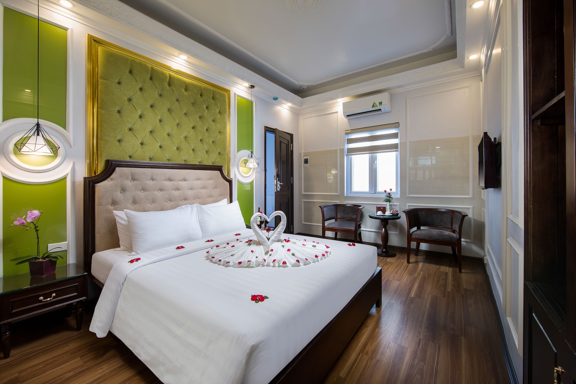 DELUXE, DOUBLE OR TWIN BED