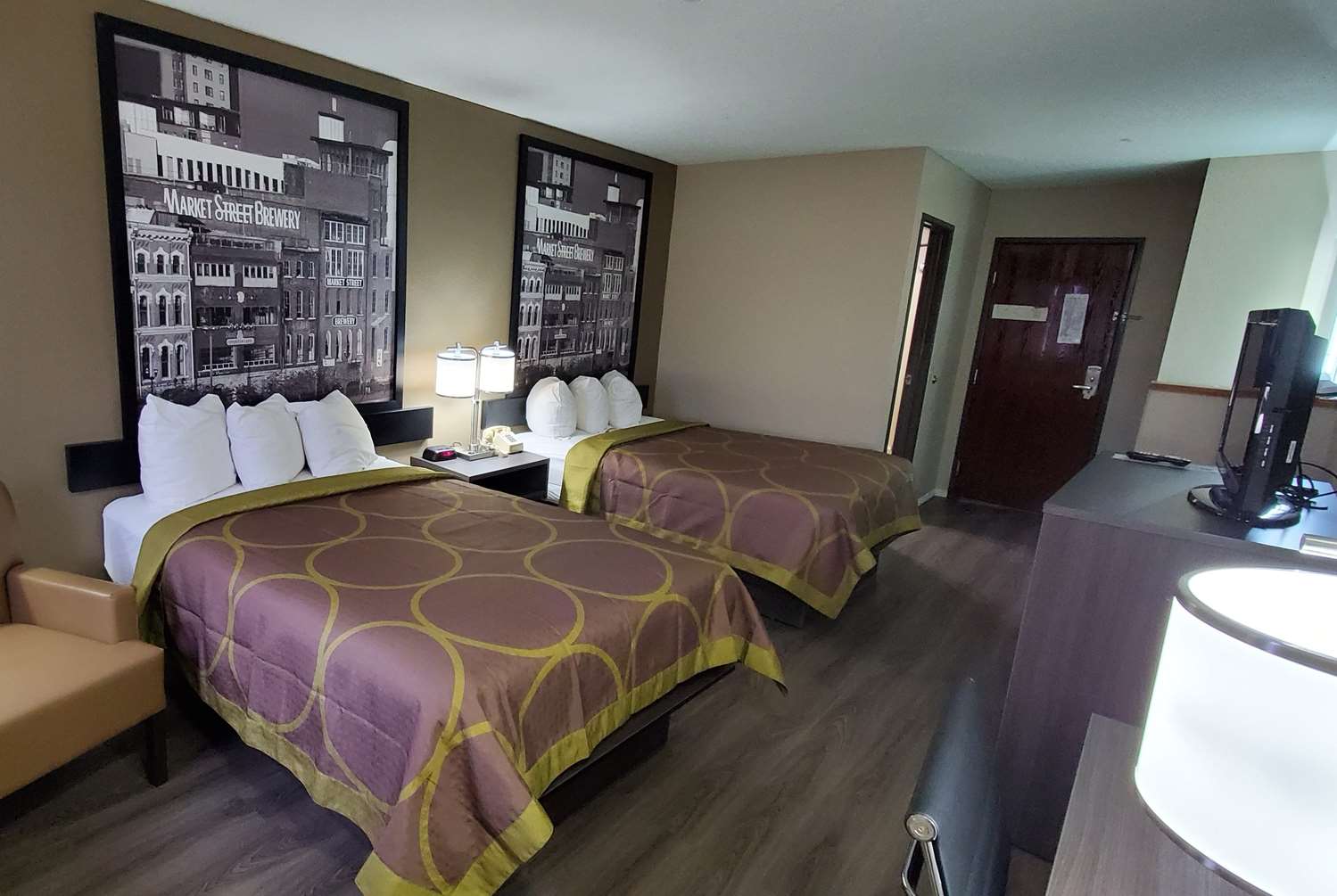 Super 8 by Wyndham Paris TN 10/31
