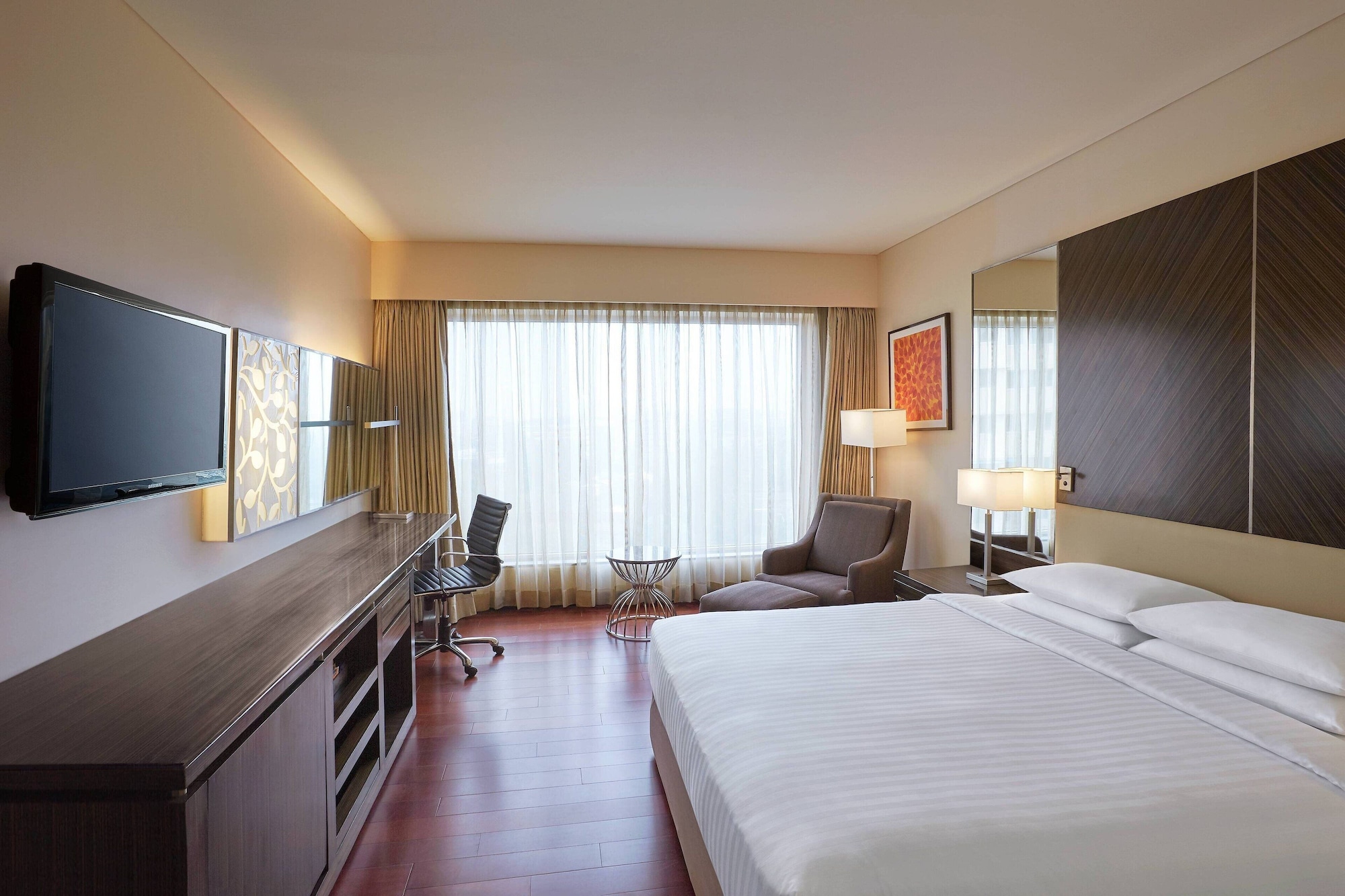EXECUTIVE, KING BED