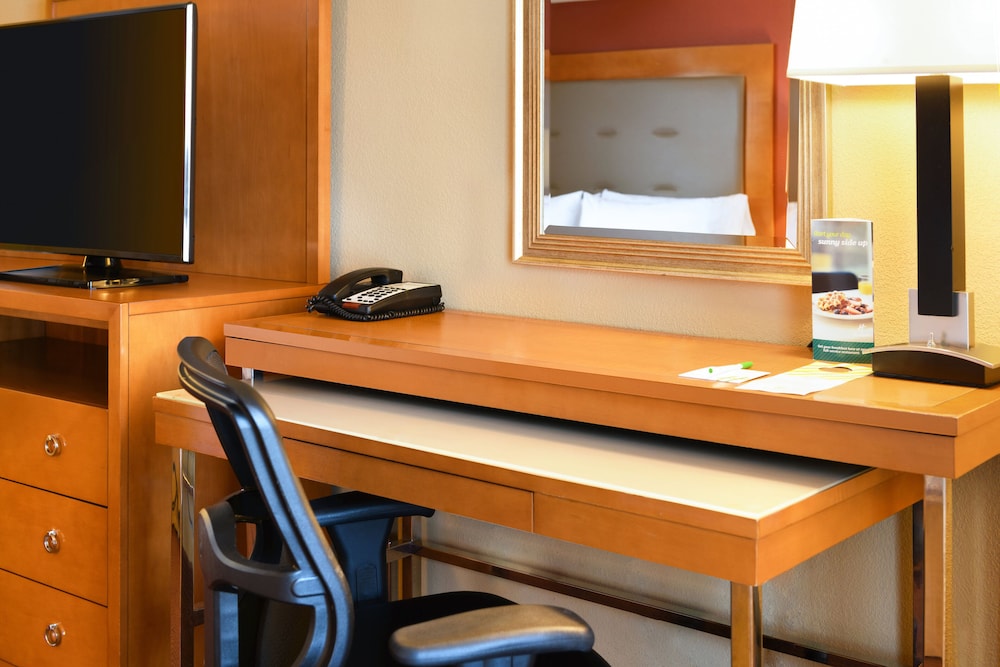 Holiday Inn Hotel Suites Oakland Airport 62/77