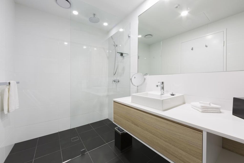 AVENUE HOTEL CANBERRA 58/59
