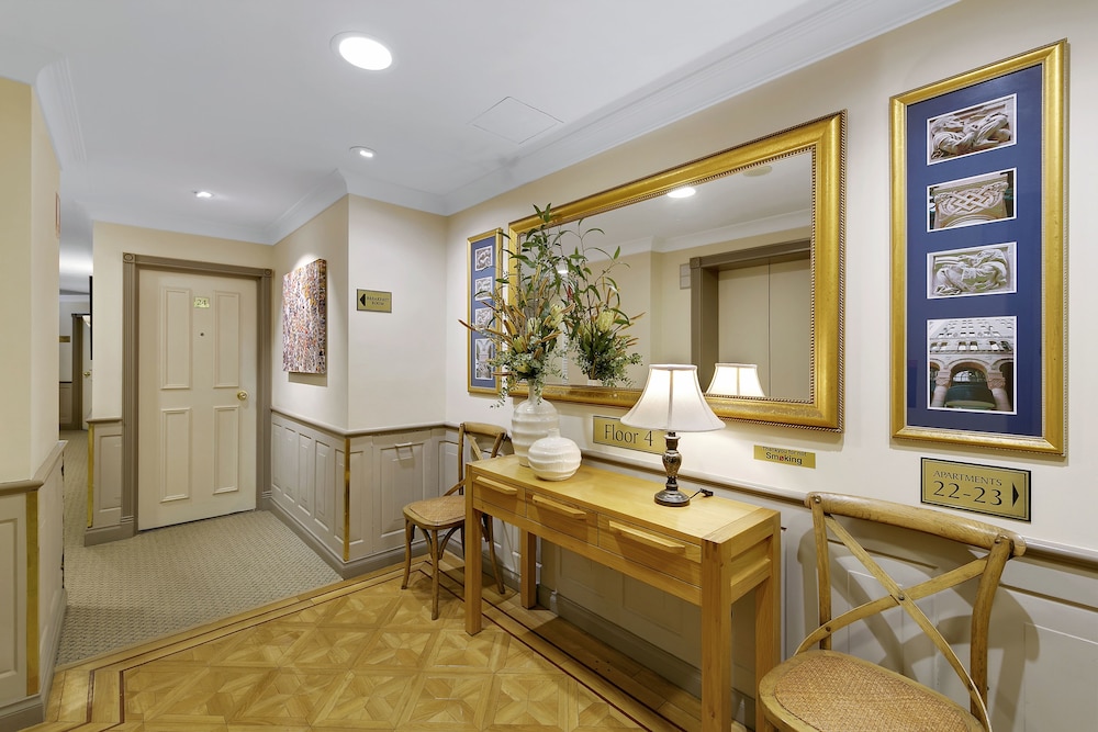 The Manor Apartment Hotel 40/56