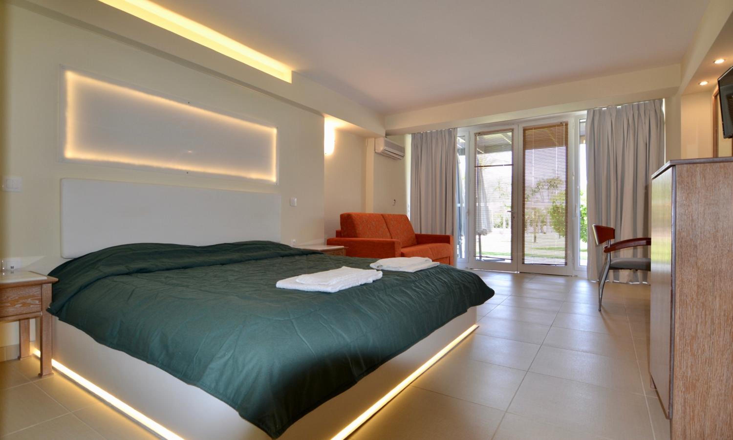 غرفة بسرير كوين بإطلالة على المسبح، Paloma Blanca Hotel 3/8