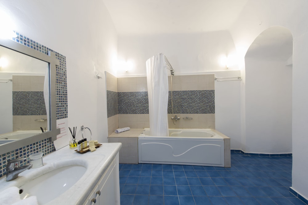 CAVE, FAMILY SUITE