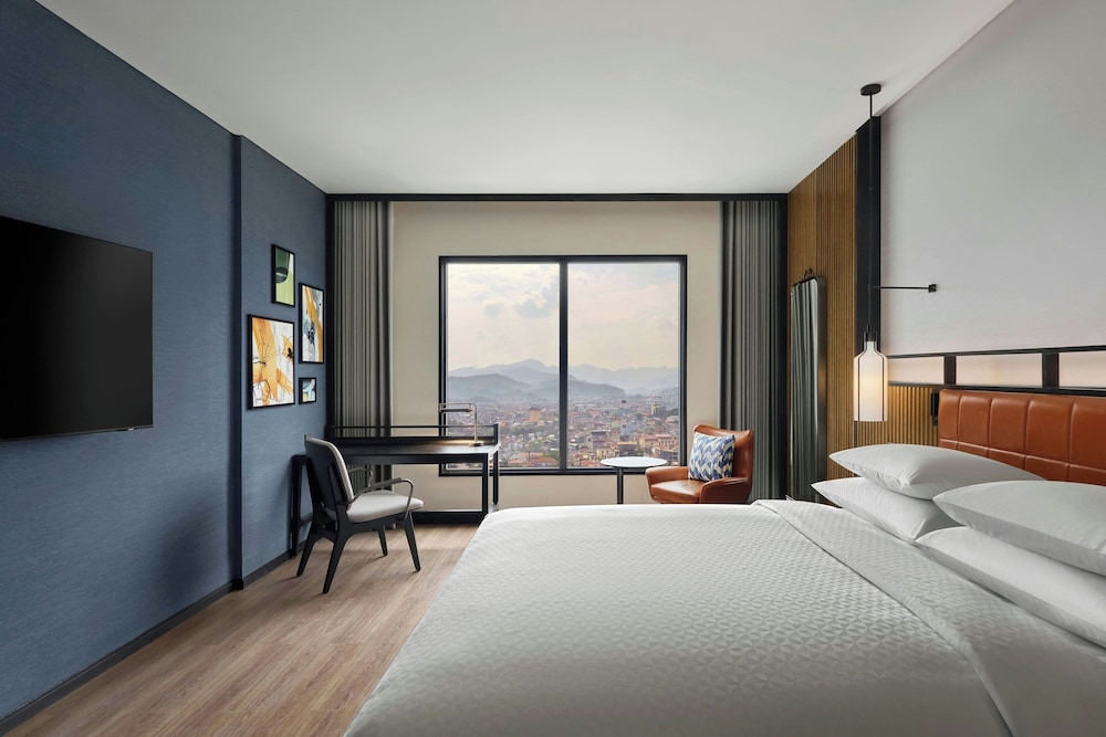 Deluxe, King Bed