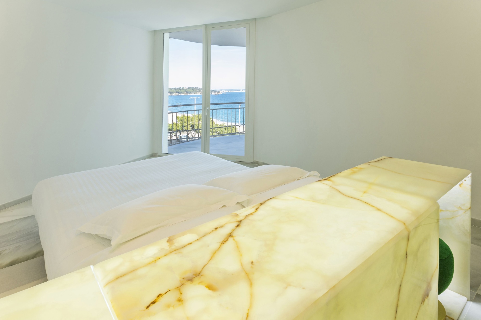 SUPERIOR, SIDE SEA VIEW, BALCONY, HIGH FLOOR